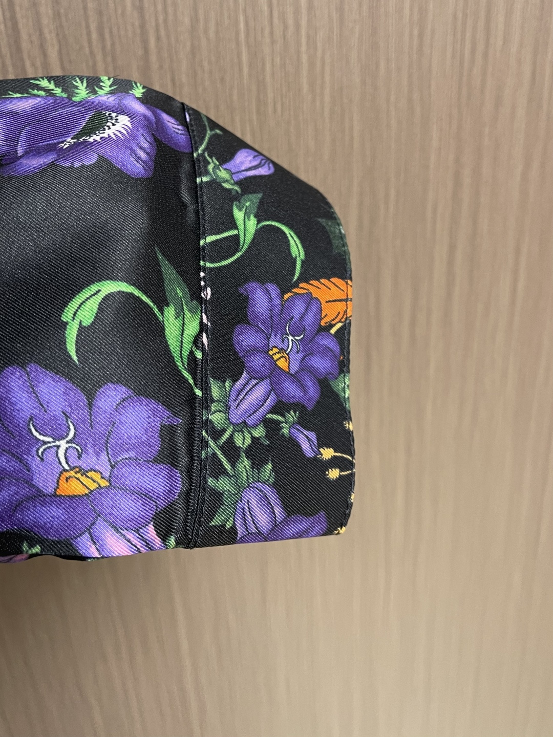 GUCCI 花丛桑蚕丝长袖衬衫，2026ss春夏系列全新上市。这款单品灵感源自《LaFamiglia》系