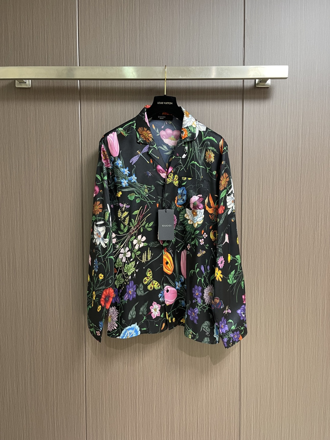 GUCCI 花丛桑蚕丝长袖衬衫，2026ss春夏系列全新上市。这款单品灵感源自《LaFamiglia》系