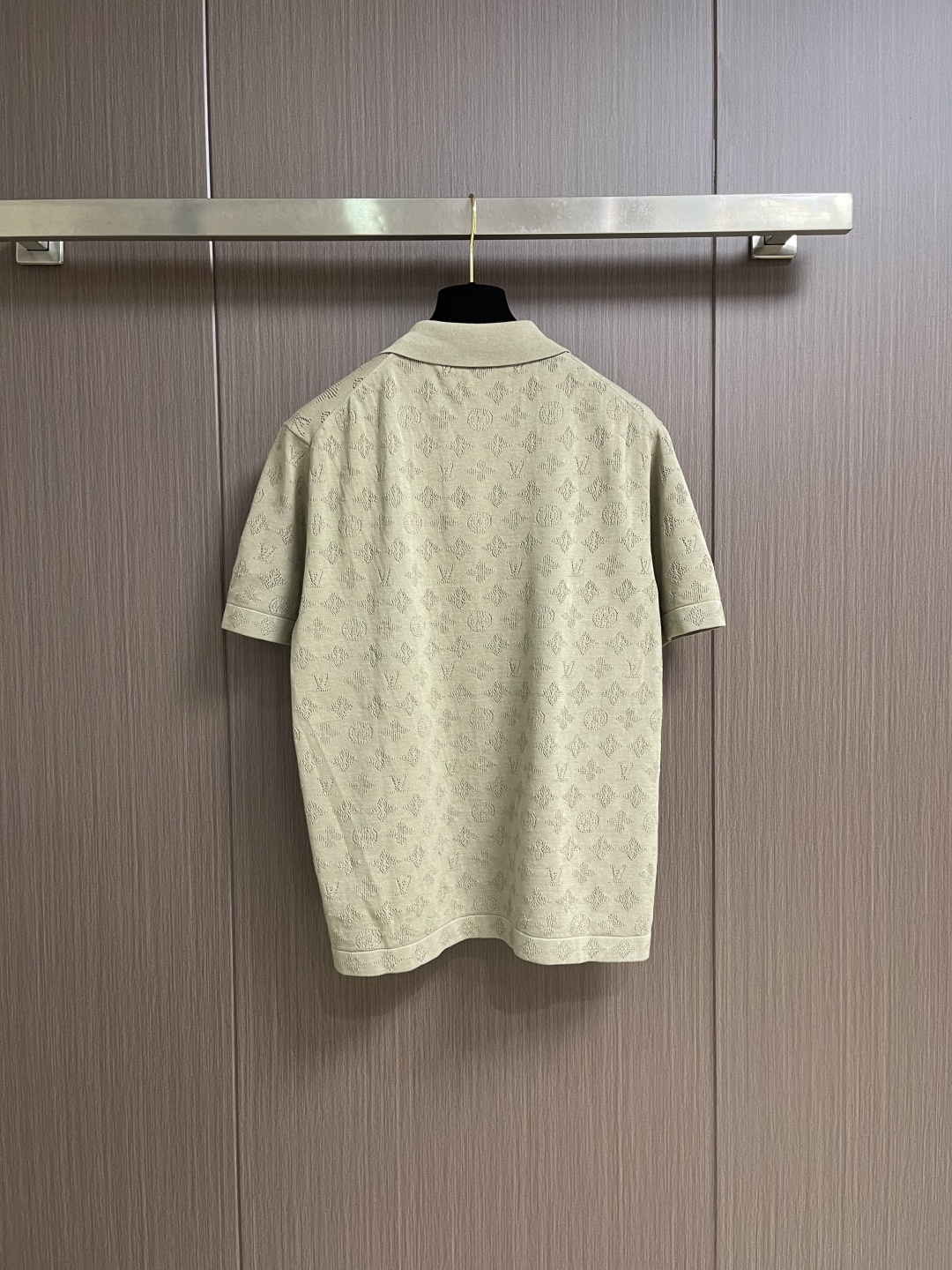 LV 字母穿孔镂空提花针织短袖POLO衫，本品选用高支数桑蚕丝混纺针织面料，通过精密提花工艺将品牌经典M