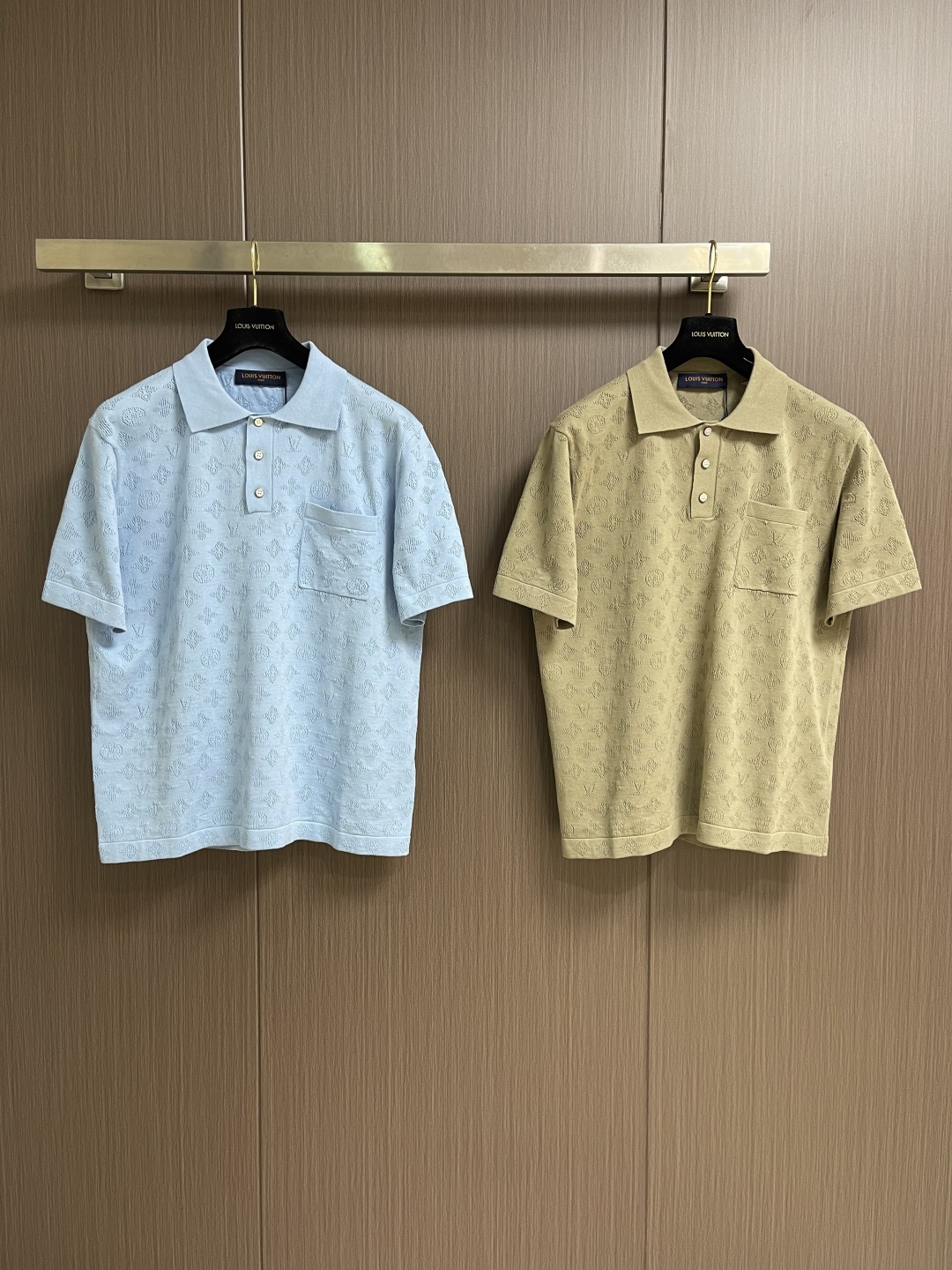 LV 字母穿孔镂空提花针织短袖POLO衫，本品选用高支数桑蚕丝混纺针织面料，通过精密提花工艺将品牌经典M