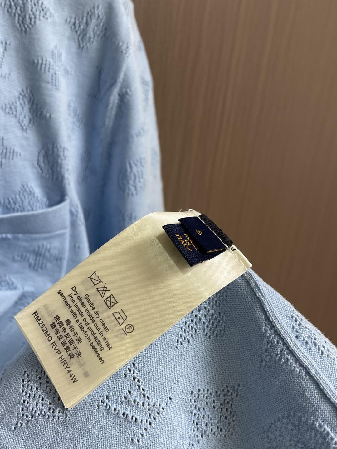 LV 字母穿孔镂空提花针织短袖POLO衫，本品选用高支数桑蚕丝混纺针织面料，通过精密提花工艺将品牌经典M