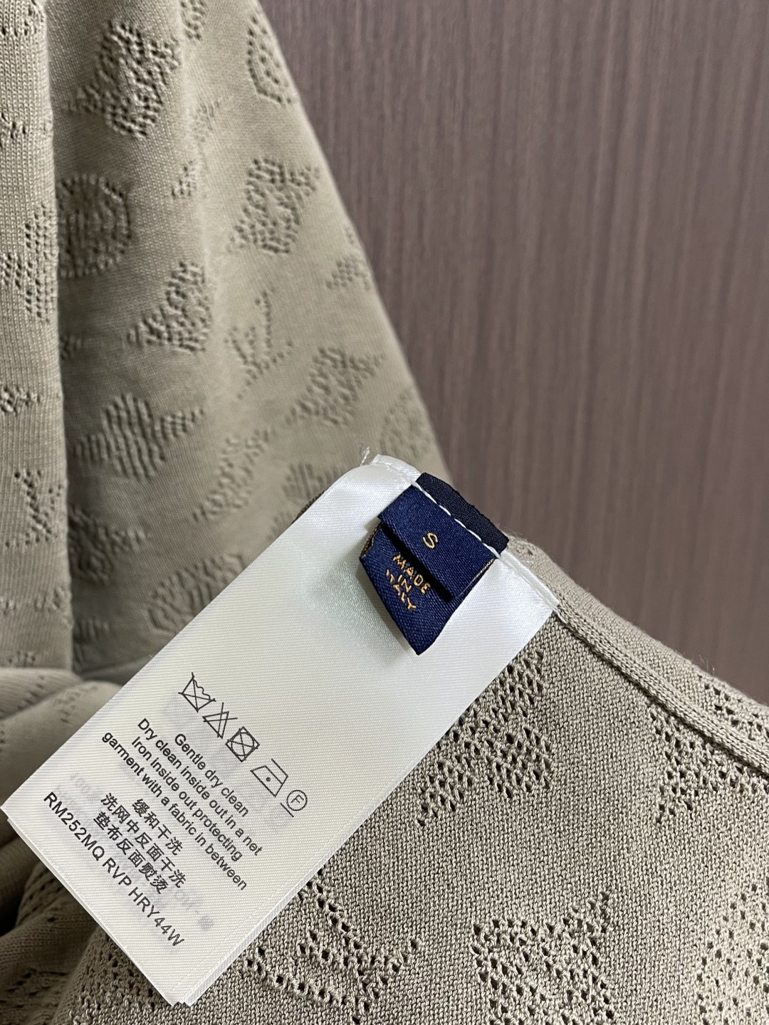 LV 字母穿孔镂空提花针织短袖POLO衫，本品选用高支数桑蚕丝混纺针织面料，通过精密提花工艺将品牌经典M