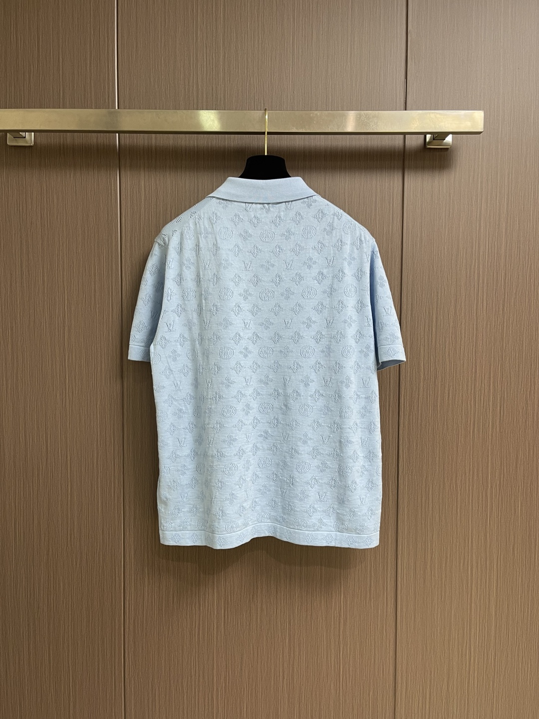 LV 字母穿孔镂空提花针织短袖POLO衫，本品选用高支数桑蚕丝混纺针织面料，通过精密提花工艺将品牌经典M