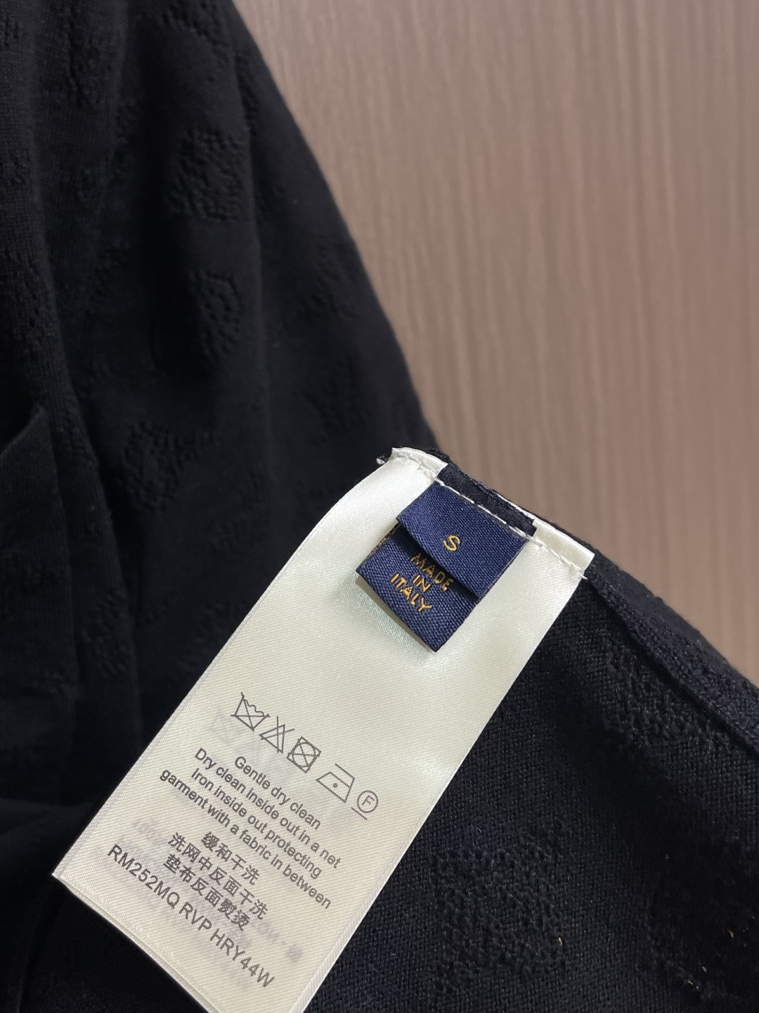 LV 2026ss 网眼镂空针织马球衫短袖POLO，采用透气的镂空针织面料，整体呈现细腻的菱形格纹与暗纹