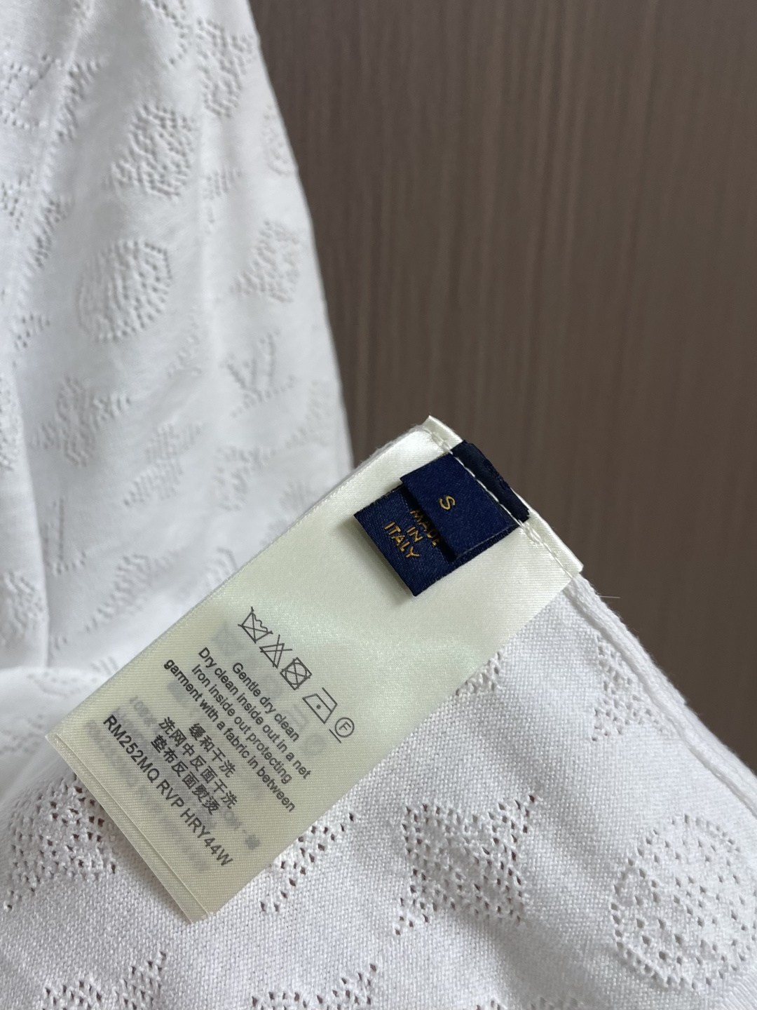 LV 2026ss 网眼镂空针织马球衫短袖POLO，采用透气的镂空针织面料，整体呈现细腻的菱形格纹与暗纹
