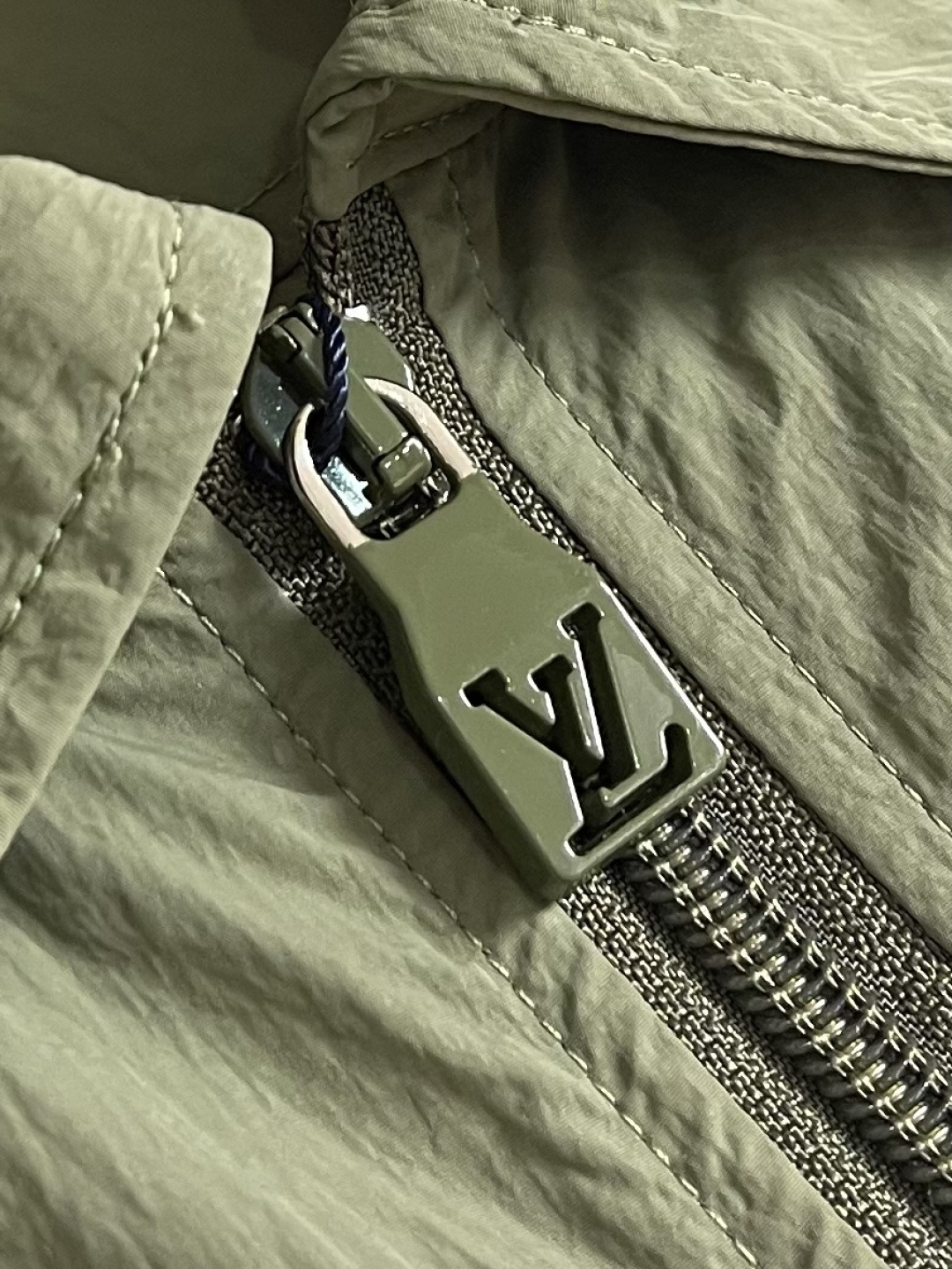 LV 2026ss 春夏新款 橄榄绿机能风翻领拉链夹克外套，面料为轻薄褶皱尼龙锦纶材质，自带自然肌理感，