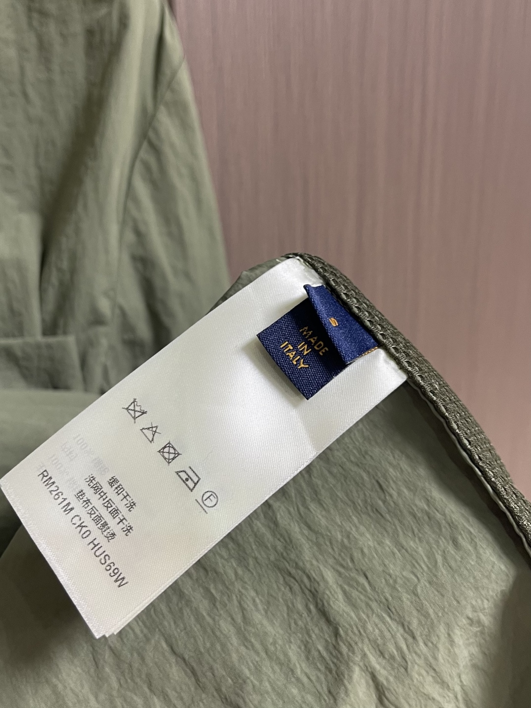 LV 2026ss 春夏新款 橄榄绿机能风翻领拉链夹克外套，面料为轻薄褶皱尼龙锦纶材质，自带自然肌理感，