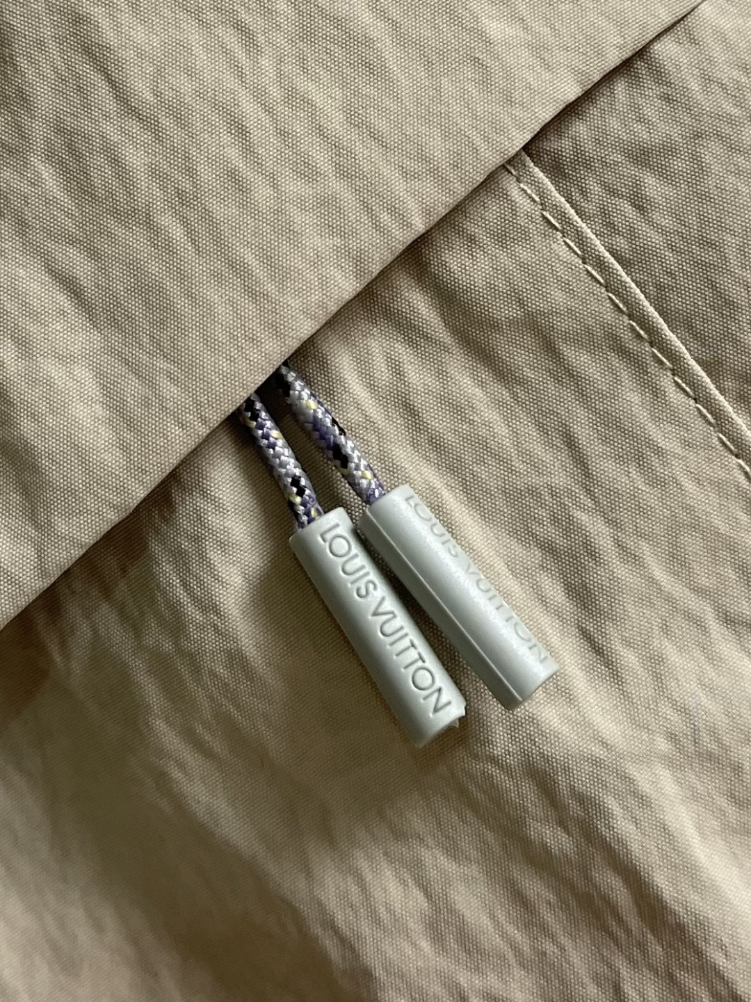 LV 2026SS卡其色机能风轻薄尼龙短袖衬衫，采用Oversized宽松落肩版型，衣长偏长，自带慵懒随