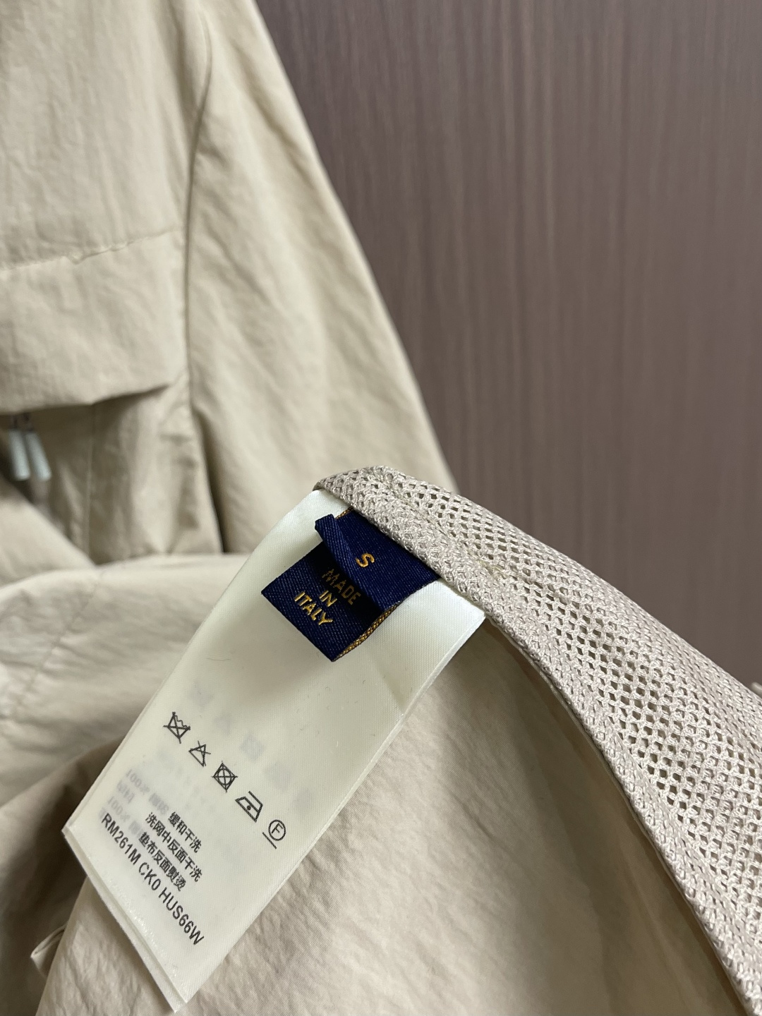 LV 2026SS卡其色机能风轻薄尼龙短袖衬衫，采用Oversized宽松落肩版型，衣长偏长，自带慵懒随