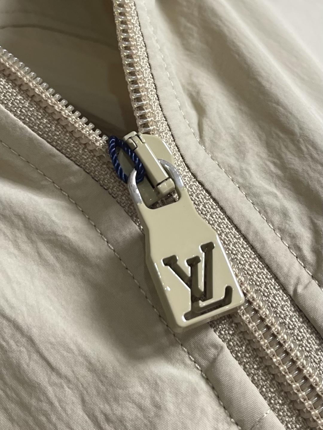 LV 2026SS卡其色机能风轻薄尼龙短袖衬衫，采用Oversized宽松落肩版型，衣长偏长，自带慵懒随