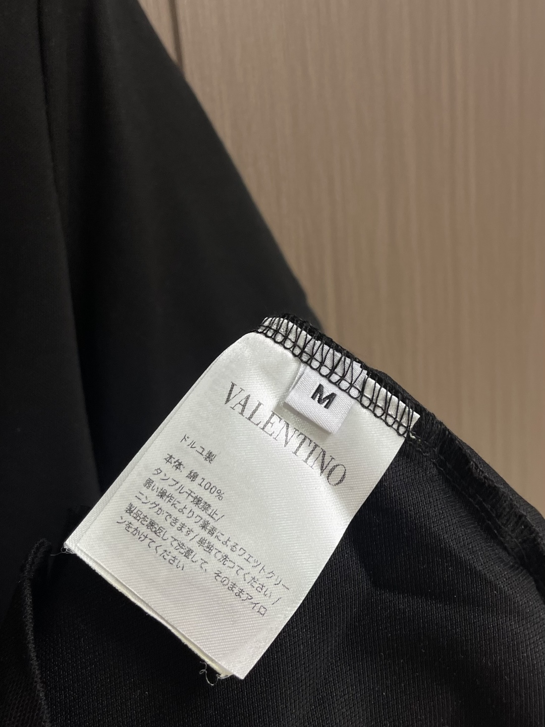 VALENTINO 撞色条纹翻领刺绣Polo衫，采用品牌特供珠地网眼棉面料，质地细腻挺括，亲肤透气，兼具