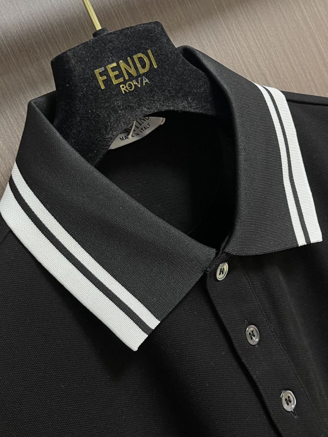 VALENTINO 撞色条纹翻领刺绣Polo衫，采用品牌特供珠地网眼棉面料，质地细腻挺括，亲肤透气，兼具