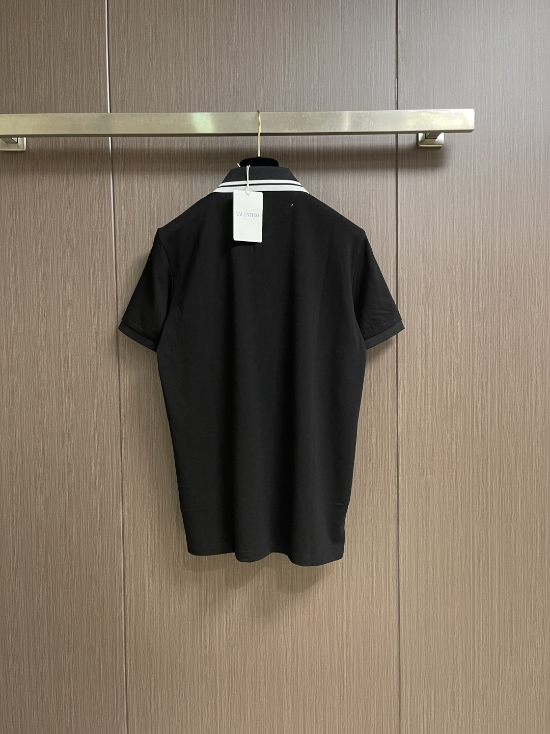 VALENTINO 撞色条纹翻领刺绣Polo衫，采用品牌特供珠地网眼棉面料，质地细腻挺括，亲肤透气，兼具