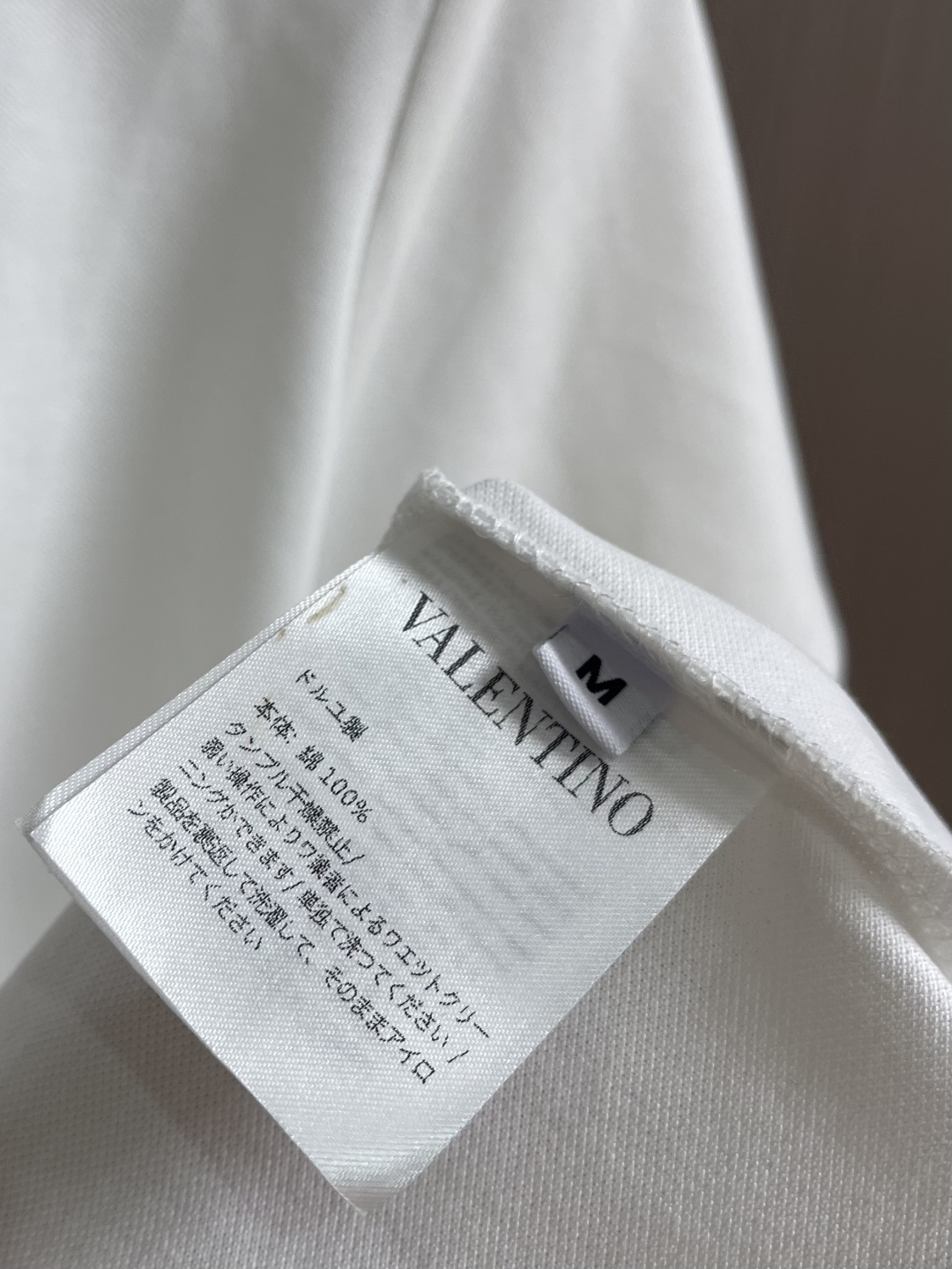 VALENTINO 撞色条纹翻领刺绣Polo衫，采用品牌特供珠地网眼棉面料，质地细腻挺括，亲肤透气，兼具