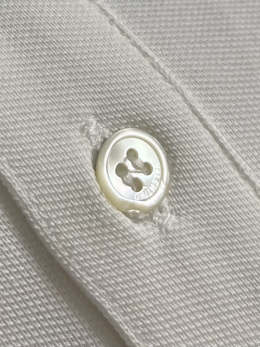 VALENTINO 撞色条纹翻领刺绣Polo衫，采用品牌特供珠地网眼棉面料，质地细腻挺括，亲肤透气，兼具
