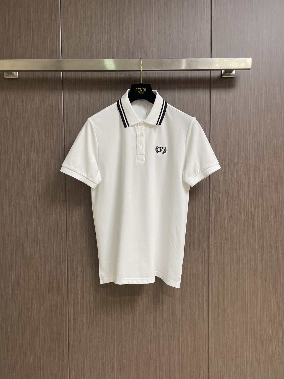 VALENTINO 撞色条纹翻领刺绣Polo衫，采用品牌特供珠地网眼棉面料，质地细腻挺括，亲肤透气，兼具