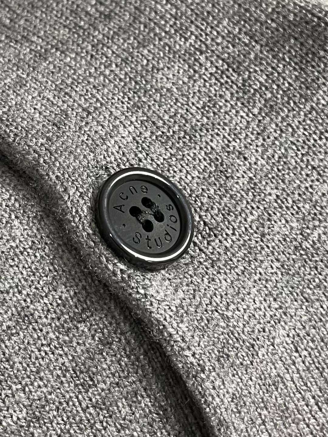 ACNE STUDIOS 徽标刺绣针织POLO衫，本款式材质使用意大利进口编织机精细针织，由此保证布料不