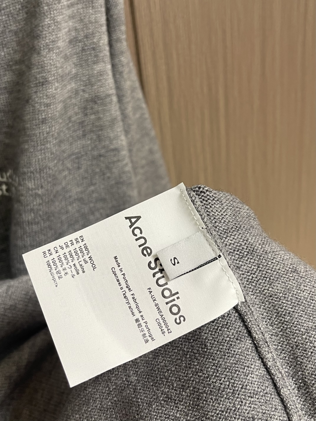 ACNE STUDIOS 徽标刺绣针织POLO衫，本款式材质使用意大利进口编织机精细针织，由此保证布料不