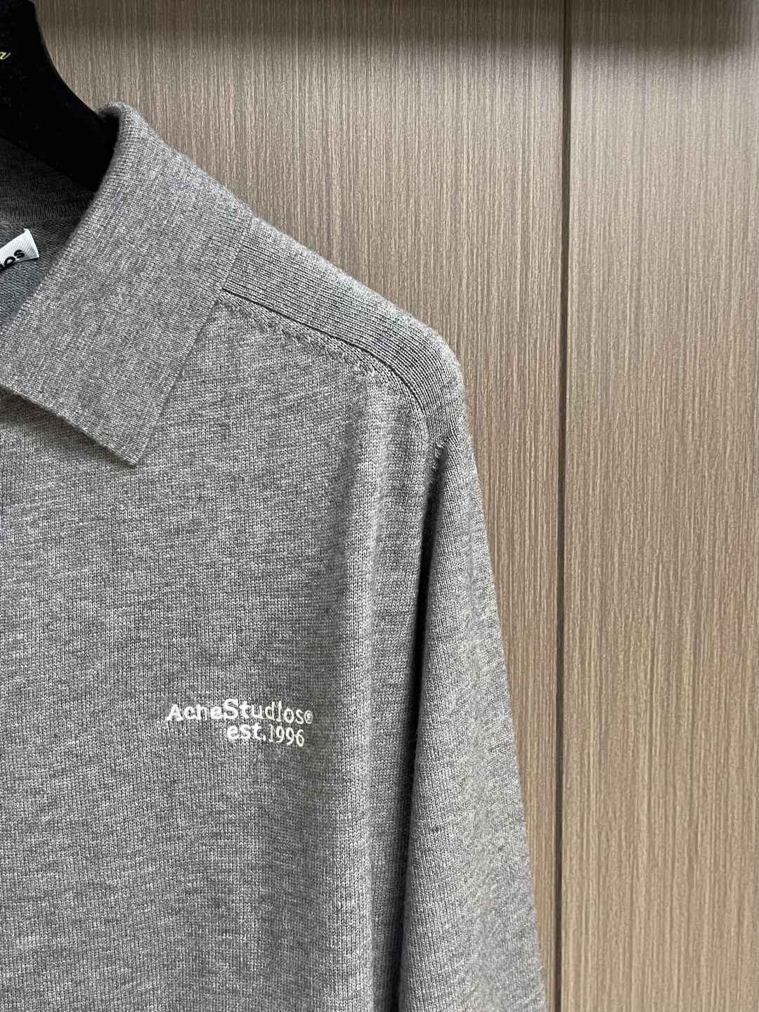 ACNE STUDIOS 徽标刺绣针织POLO衫，本款式材质使用意大利进口编织机精细针织，由此保证布料不