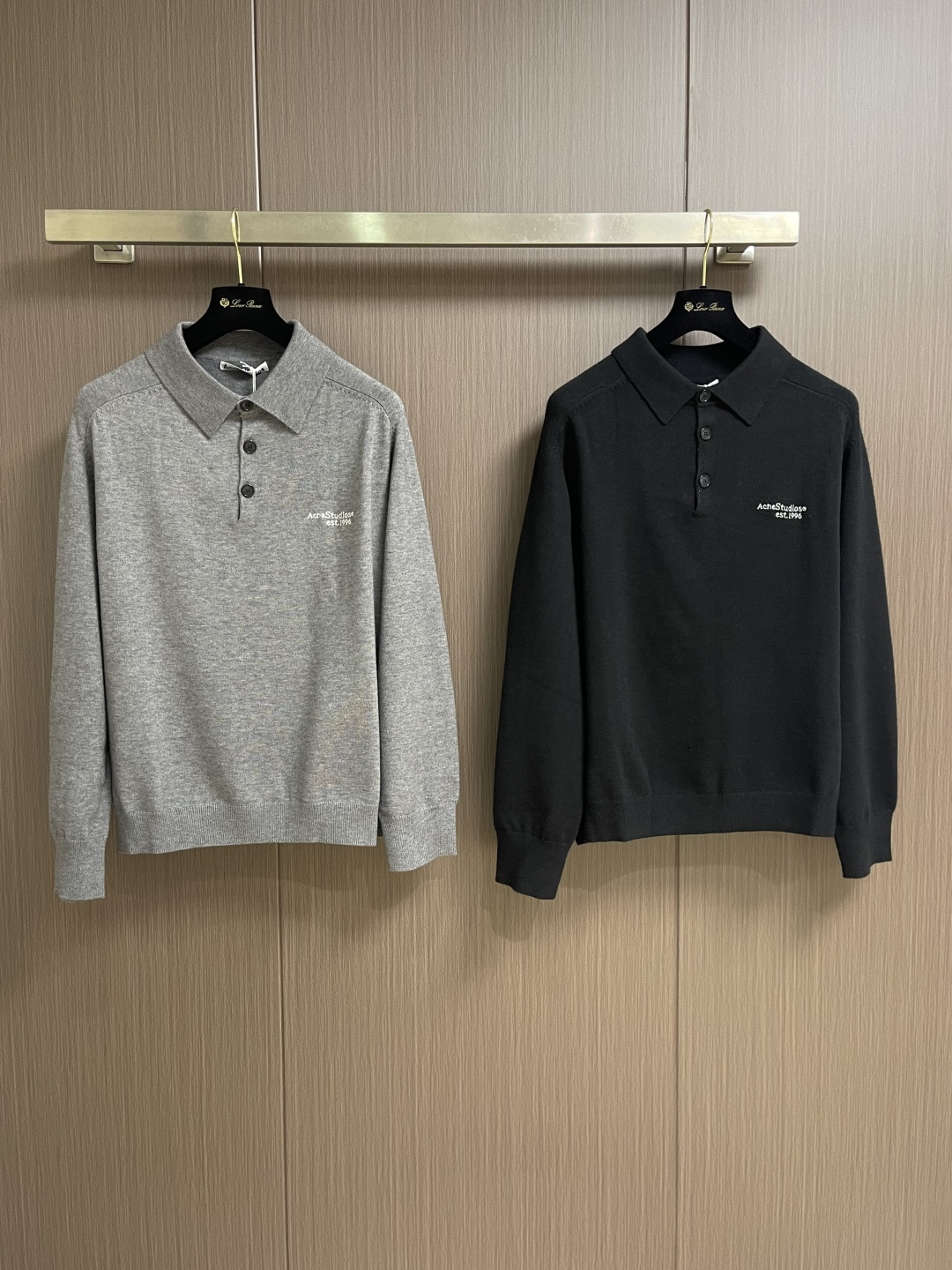 ACNE STUDIOS 徽标刺绣针织POLO衫，本款式材质使用意大利进口编织机精细针织，由此保证布料不
