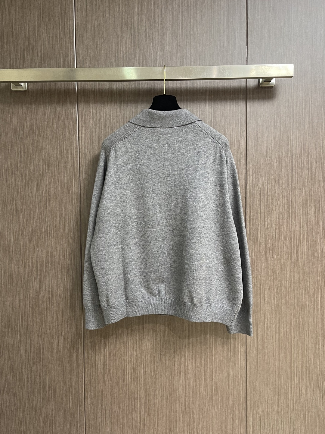 ACNE STUDIOS 徽标刺绣针织POLO衫，本款式材质使用意大利进口编织机精细针织，由此保证布料不