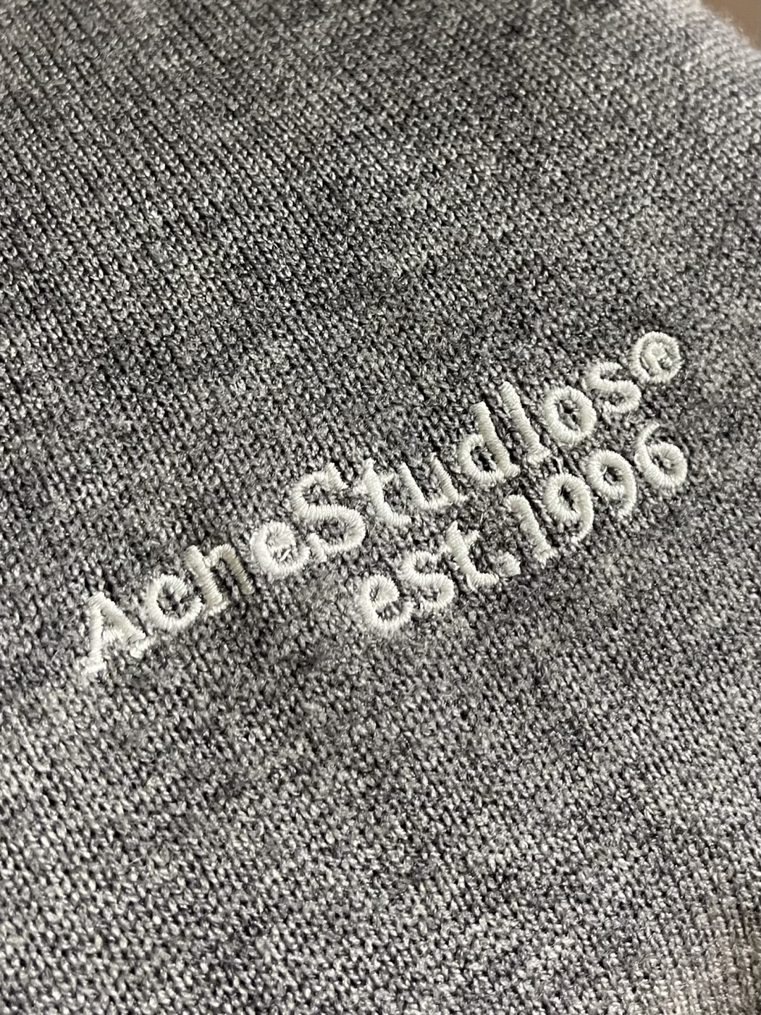 ACNE STUDIOS 徽标刺绣针织POLO衫，本款式材质使用意大利进口编织机精细针织，由此保证布料不