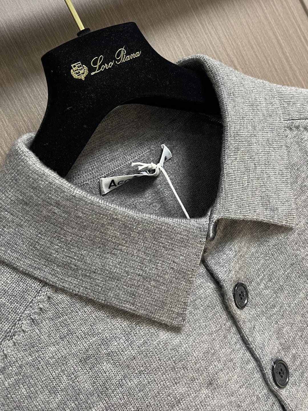 ACNE STUDIOS 徽标刺绣针织POLO衫，本款式材质使用意大利进口编织机精细针织，由此保证布料不