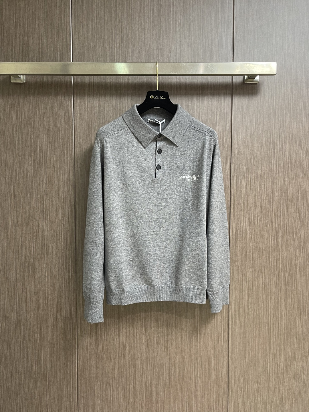ACNE STUDIOS 徽标刺绣针织POLO衫，本款式材质使用意大利进口编织机精细针织，由此保证布料不