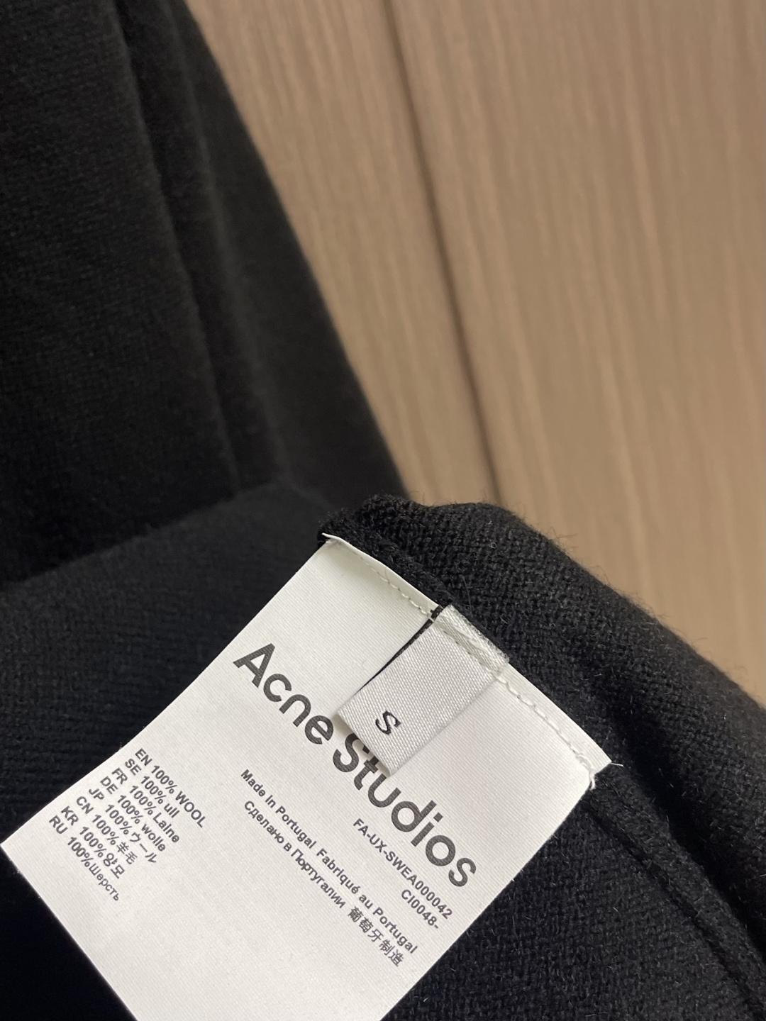 ACNE STUDIOS 徽标刺绣针织POLO衫，本款式材质使用意大利进口编织机精细针织，由此保证布料不