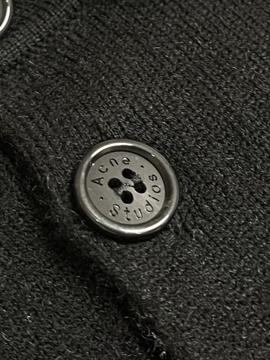 ACNE STUDIOS 徽标刺绣针织POLO衫，本款式材质使用意大利进口编织机精细针织，由此保证布料不