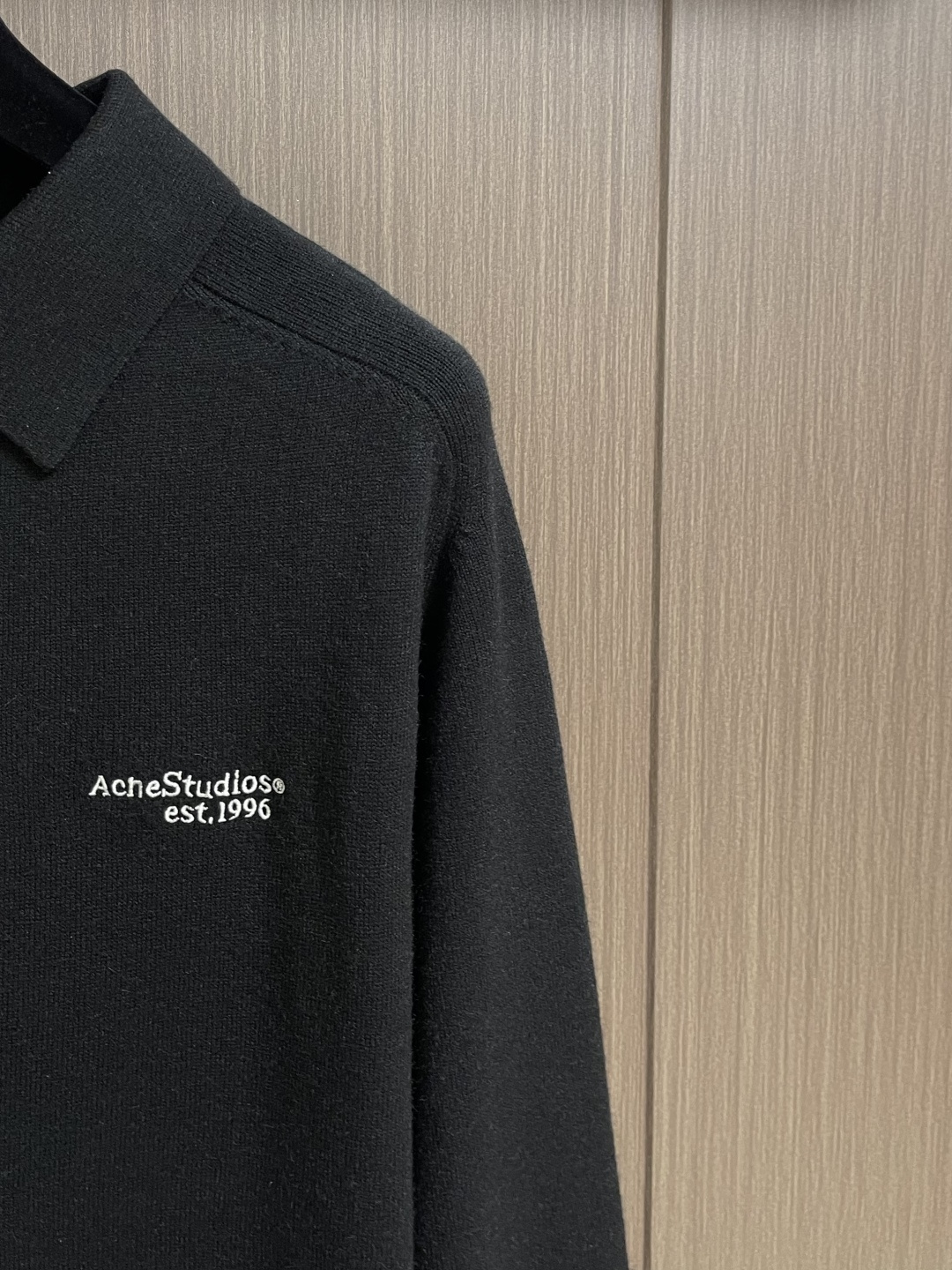 ACNE STUDIOS 徽标刺绣针织POLO衫，本款式材质使用意大利进口编织机精细针织，由此保证布料不