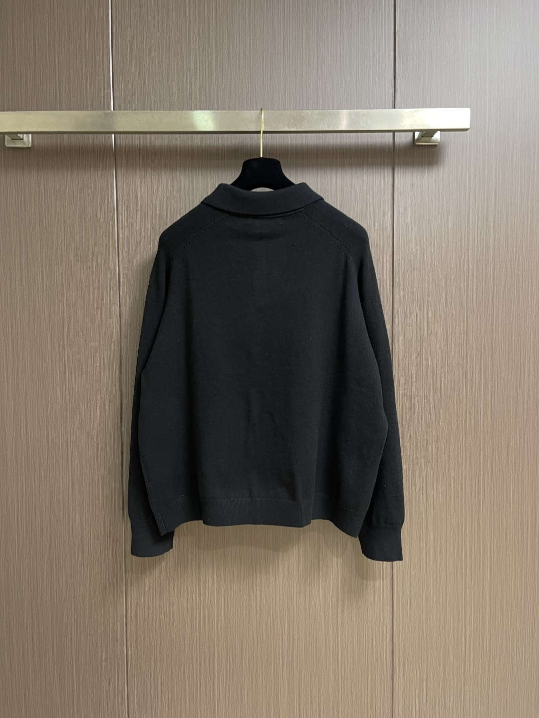 ACNE STUDIOS 徽标刺绣针织POLO衫，本款式材质使用意大利进口编织机精细针织，由此保证布料不