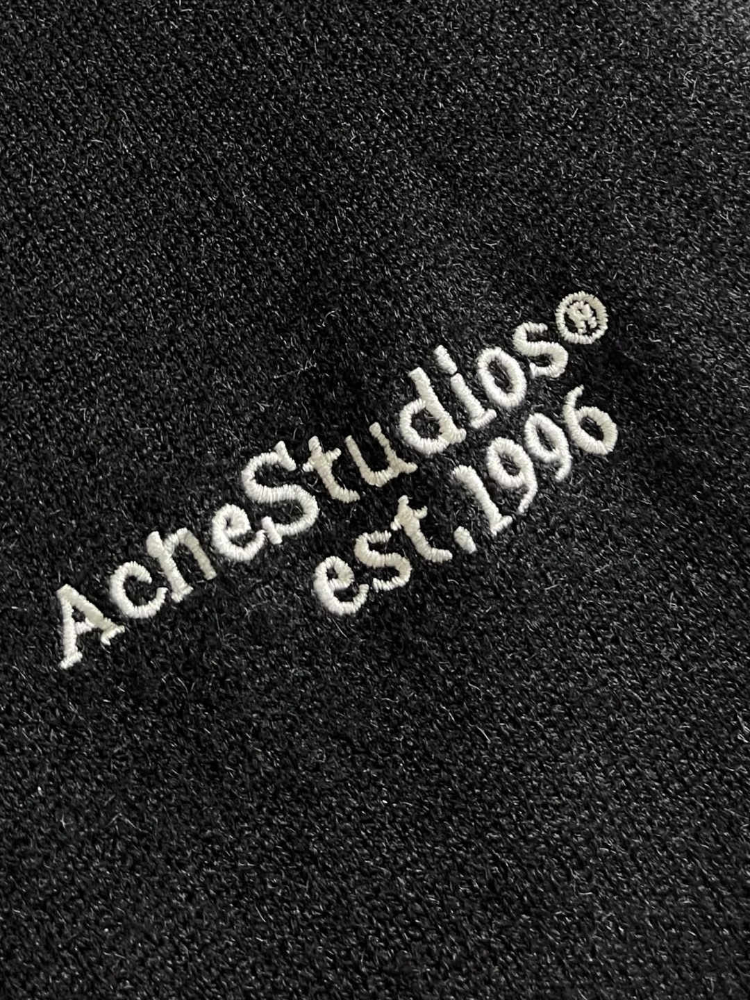 ACNE STUDIOS 徽标刺绣针织POLO衫，本款式材质使用意大利进口编织机精细针织，由此保证布料不