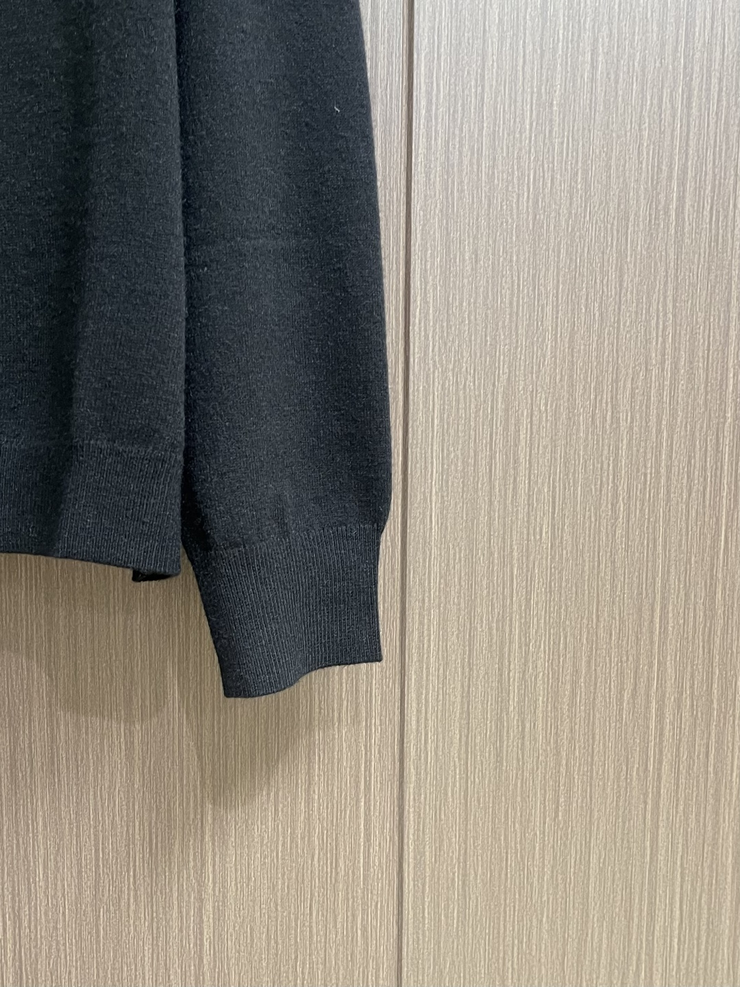 ACNE STUDIOS 徽标刺绣针织POLO衫，本款式材质使用意大利进口编织机精细针织，由此保证布料不