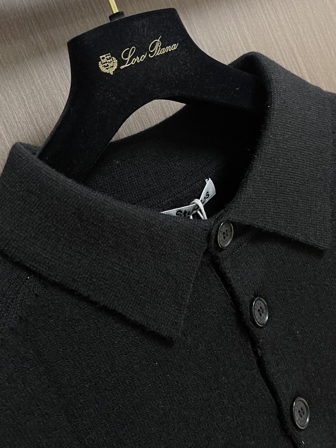 ACNE STUDIOS 徽标刺绣针织POLO衫，本款式材质使用意大利进口编织机精细针织，由此保证布料不