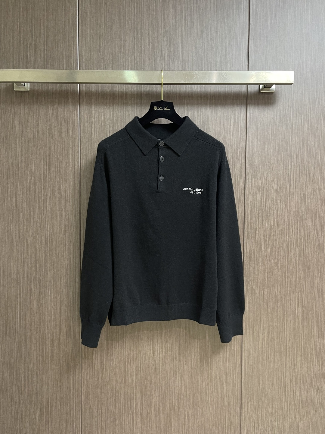 ACNE STUDIOS 徽标刺绣针织POLO衫，本款式材质使用意大利进口编织机精细针织，由此保证布料不