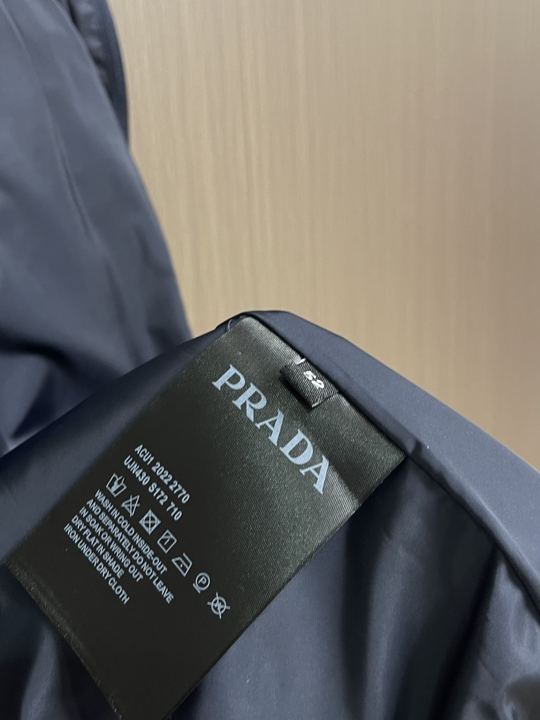 Prada 三角标薄款连帽冲风衣，帽子可拆卸设计。超酷的风衣，外层客供进口尼龙面料手感爽滑舒适，挺阔有型