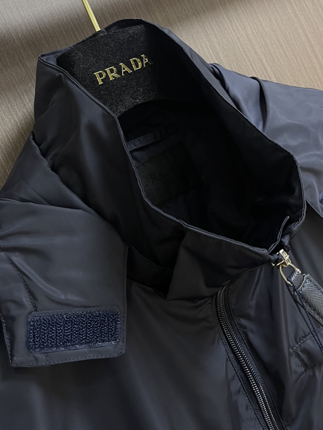 Prada 三角标薄款连帽冲风衣，帽子可拆卸设计。超酷的风衣，外层客供进口尼龙面料手感爽滑舒适，挺阔有型