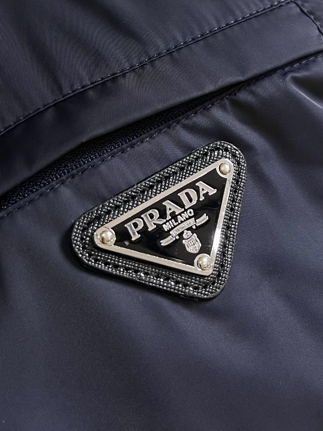 Prada 三角标薄款连帽冲风衣，帽子可拆卸设计。超酷的风衣，外层客供进口尼龙面料手感爽滑舒适，挺阔有型