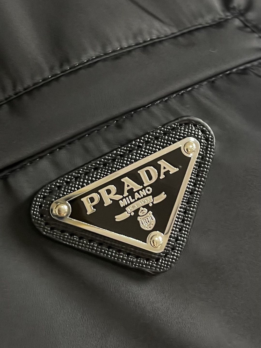 Prada 三角标薄款连帽冲风衣，帽子可拆卸设计。超酷的风衣，外层客供进口尼龙面料手感爽滑舒适，挺阔有型