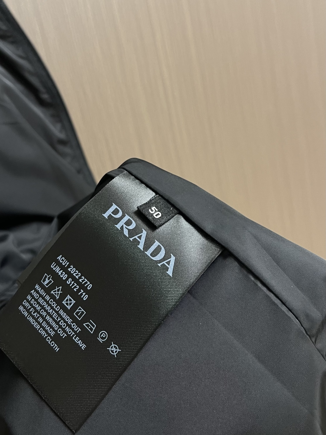 Prada 三角标薄款连帽冲风衣，帽子可拆卸设计。超酷的风衣，外层客供进口尼龙面料手感爽滑舒适，挺阔有型