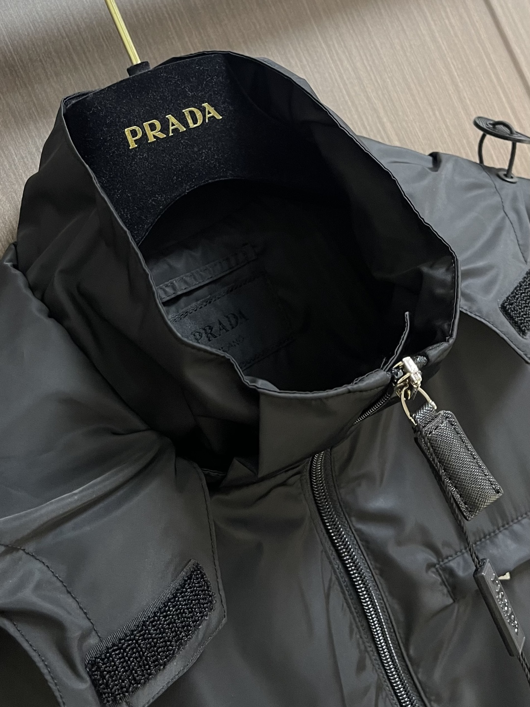 Prada 三角标薄款连帽冲风衣，帽子可拆卸设计。超酷的风衣，外层客供进口尼龙面料手感爽滑舒适，挺阔有型