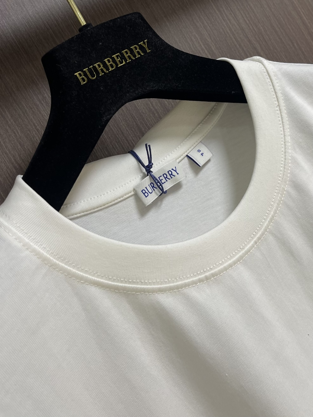 Burberry 铁标logo短袖T恤，本品采用重磅精梳棉平纹针织面料，经预缩与抗起球处理，布面厚实挺括