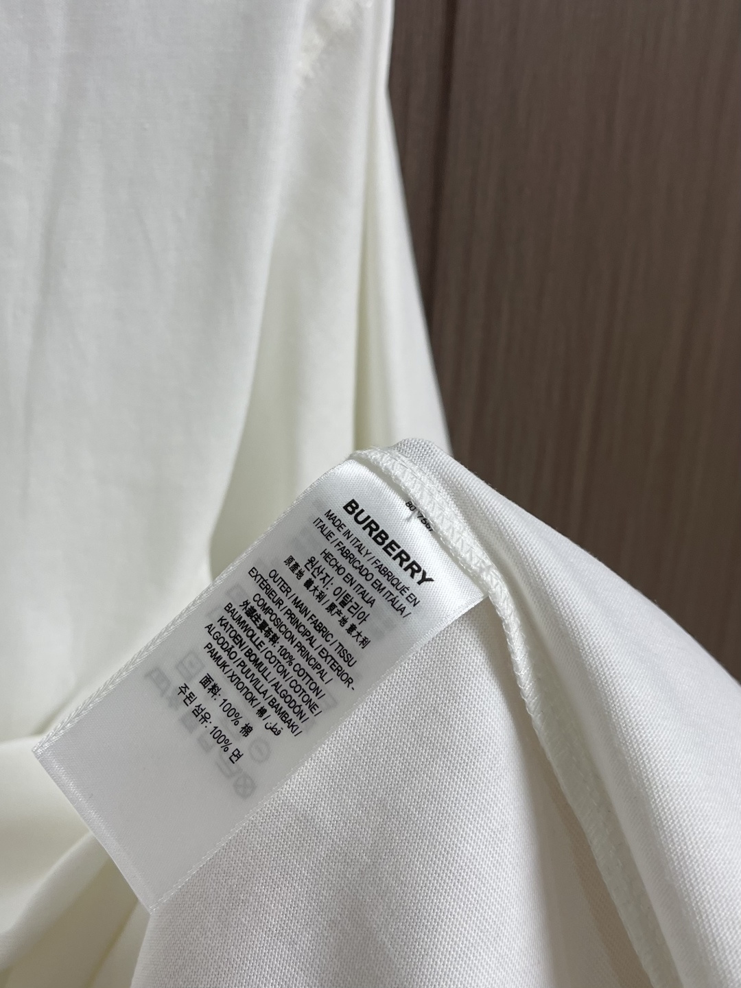 Burberry 铁标logo短袖T恤，本品采用重磅精梳棉平纹针织面料，经预缩与抗起球处理，布面厚实挺括