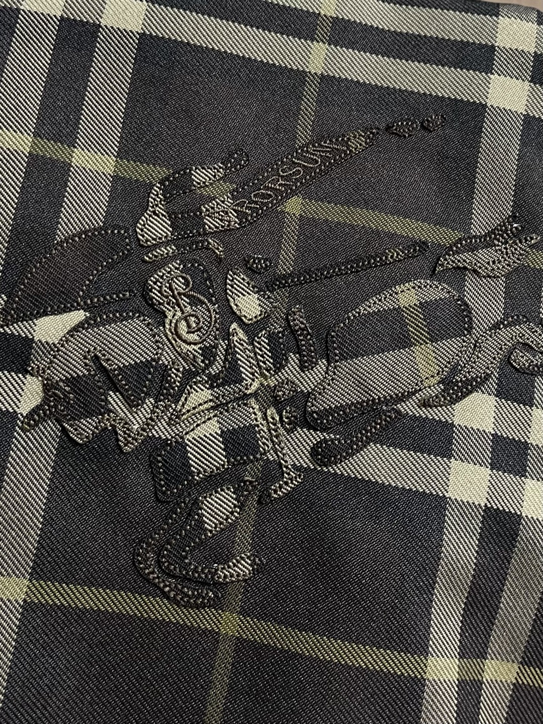 Burberry 2026ss新款双面穿轻盈连帽外套，选用斜纹面料打造。搭配抽绳连帽，呈现宽松版型。双面
