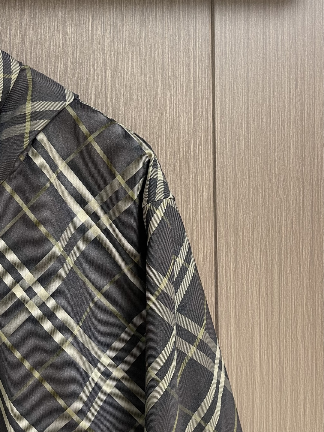 Burberry 2026ss新款双面穿轻盈连帽外套，选用斜纹面料打造。搭配抽绳连帽，呈现宽松版型。双面