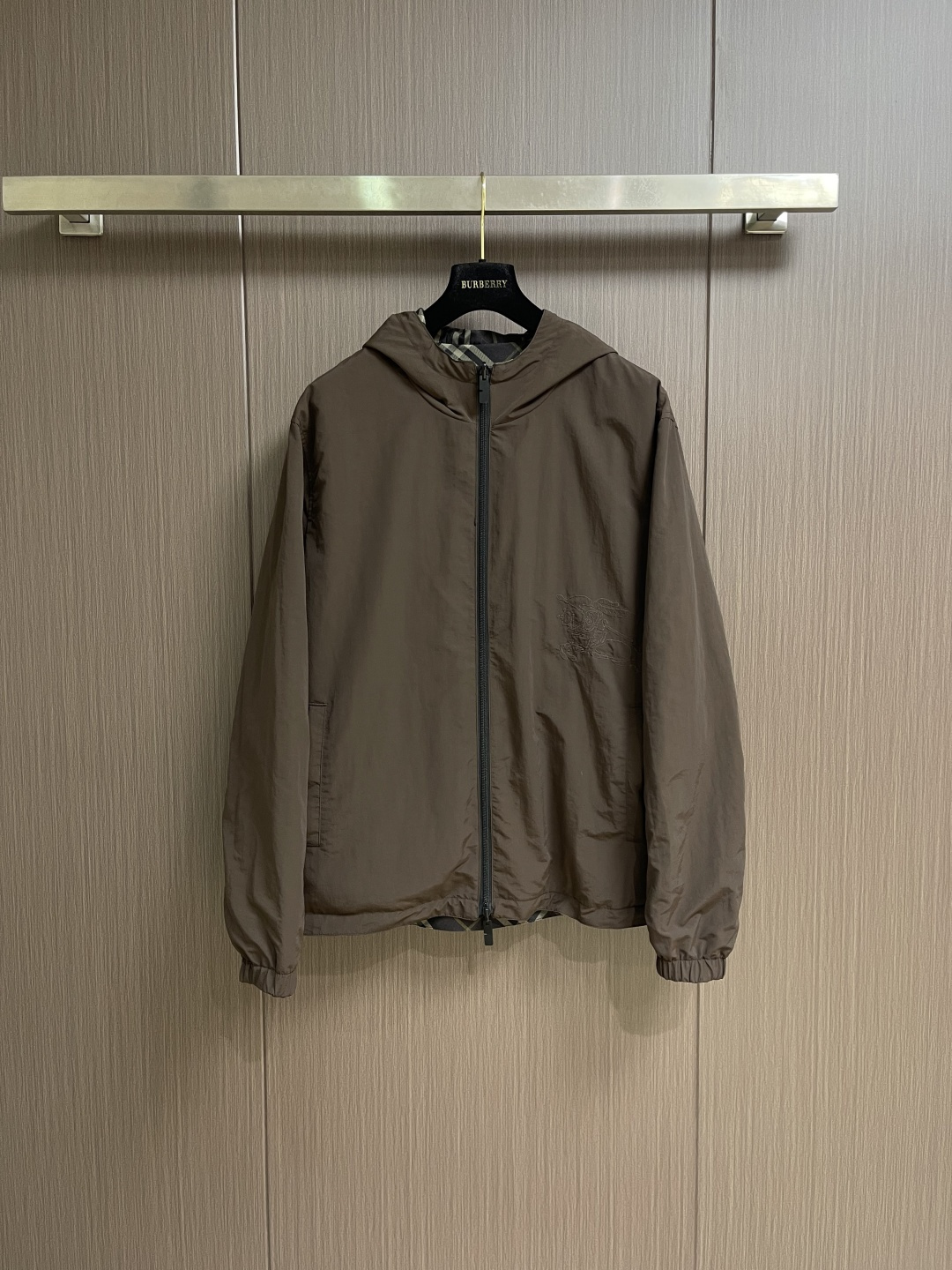 Burberry 2026ss新款双面穿轻盈连帽外套，选用斜纹面料打造。搭配抽绳连帽，呈现宽松版型。双面
