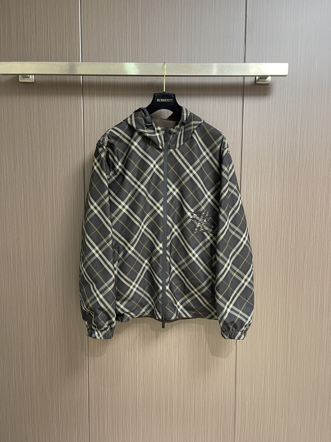 Burberry 2026ss新款双面穿轻盈连帽外套，选用斜纹面料打造。搭配抽绳连帽，呈现宽松版型。双面