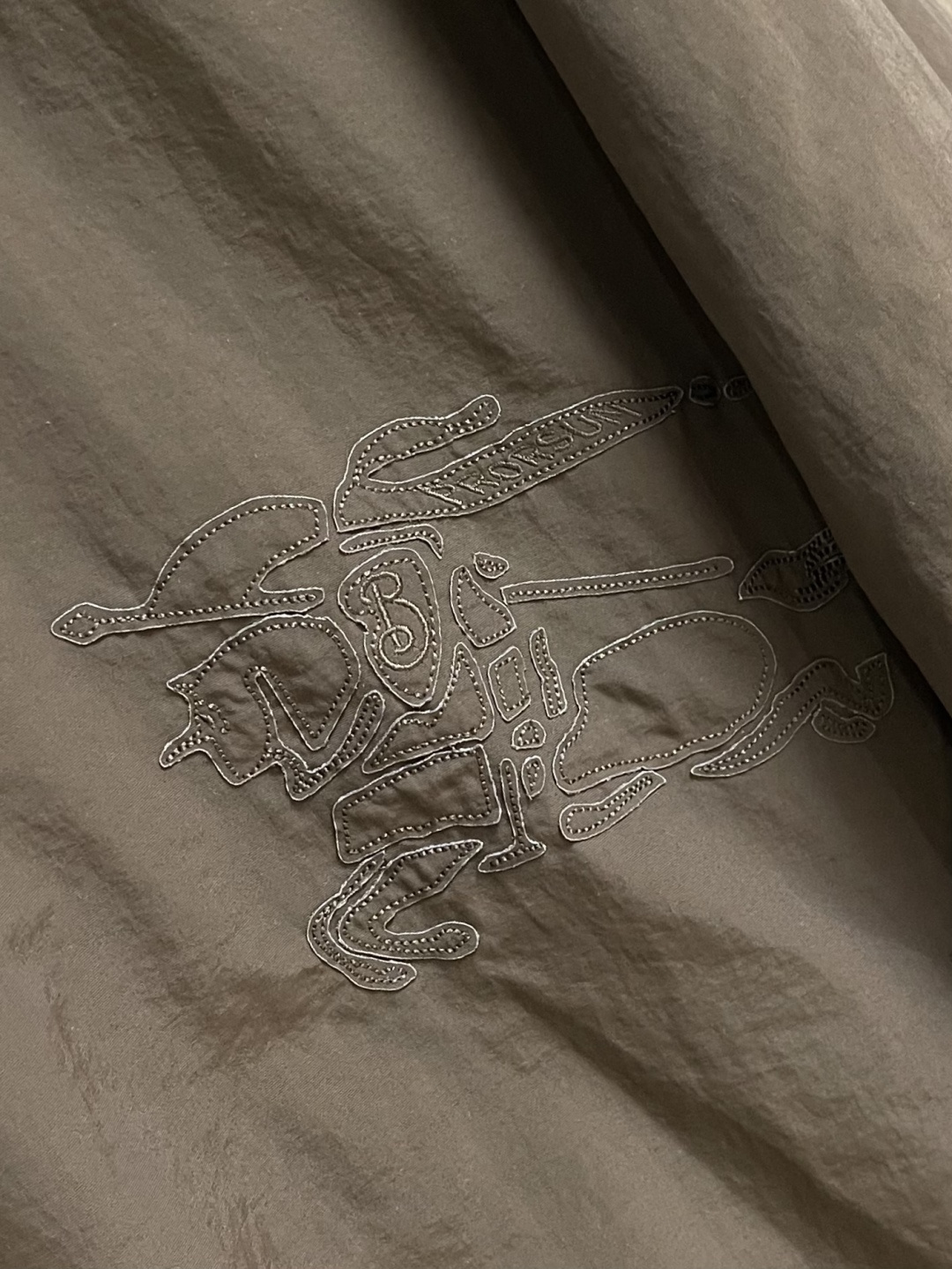 Burberry 2026ss新款双面穿轻盈连帽外套，选用斜纹面料打造。搭配抽绳连帽，呈现宽松版型。双面