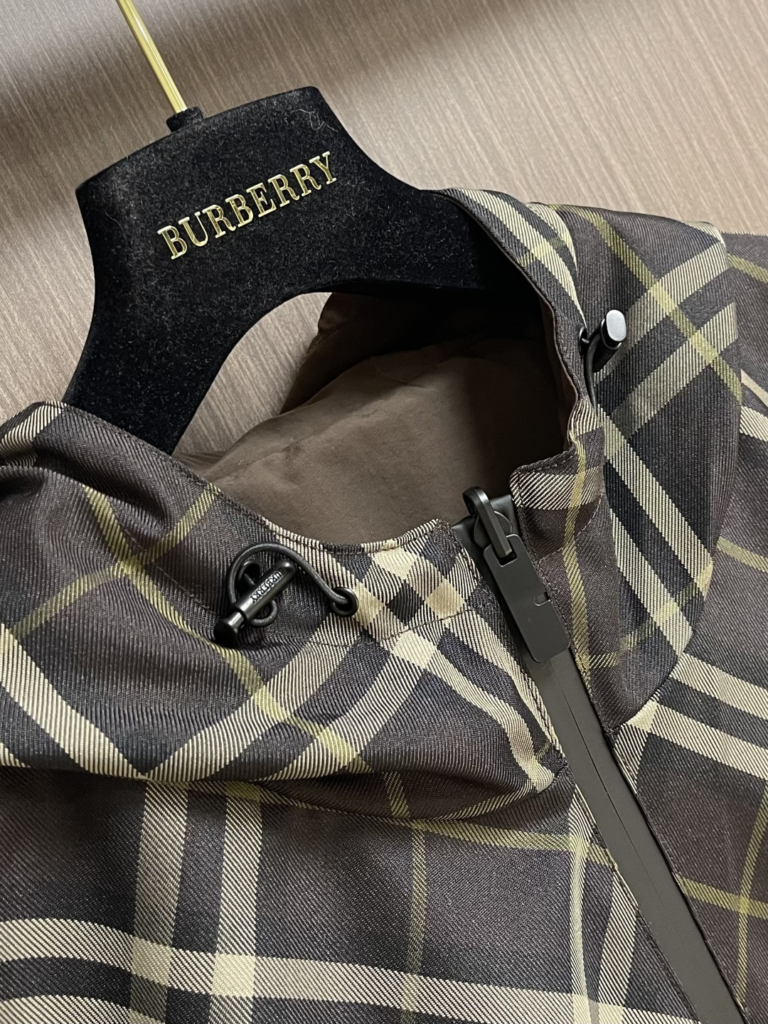Burberry 2026ss新款双面穿轻盈连帽外套，选用斜纹面料打造。搭配抽绳连帽，呈现宽松版型。双面